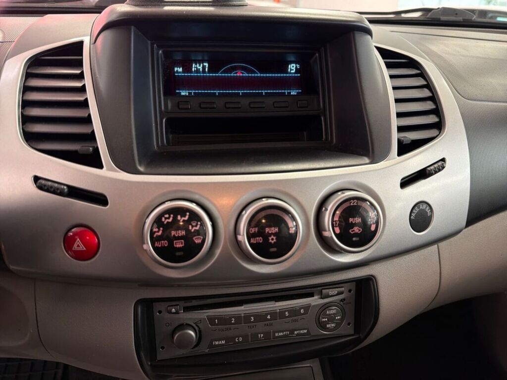 Mitsubishi L200 2011 Punainen