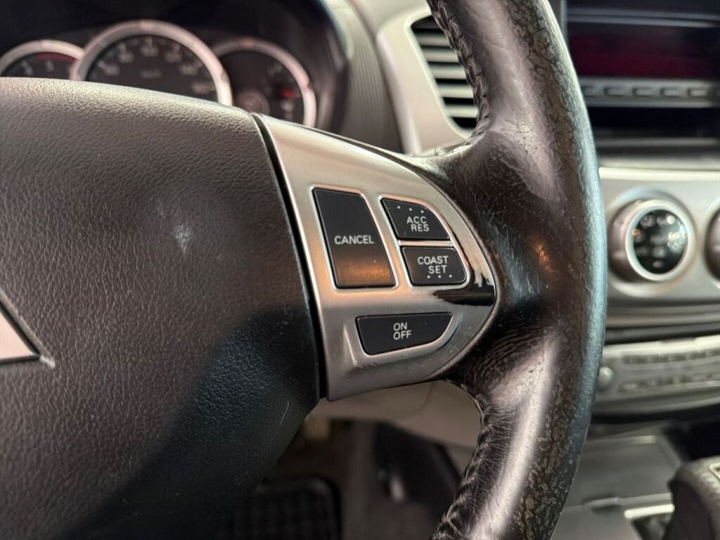 Mitsubishi L200 2011 Punainen