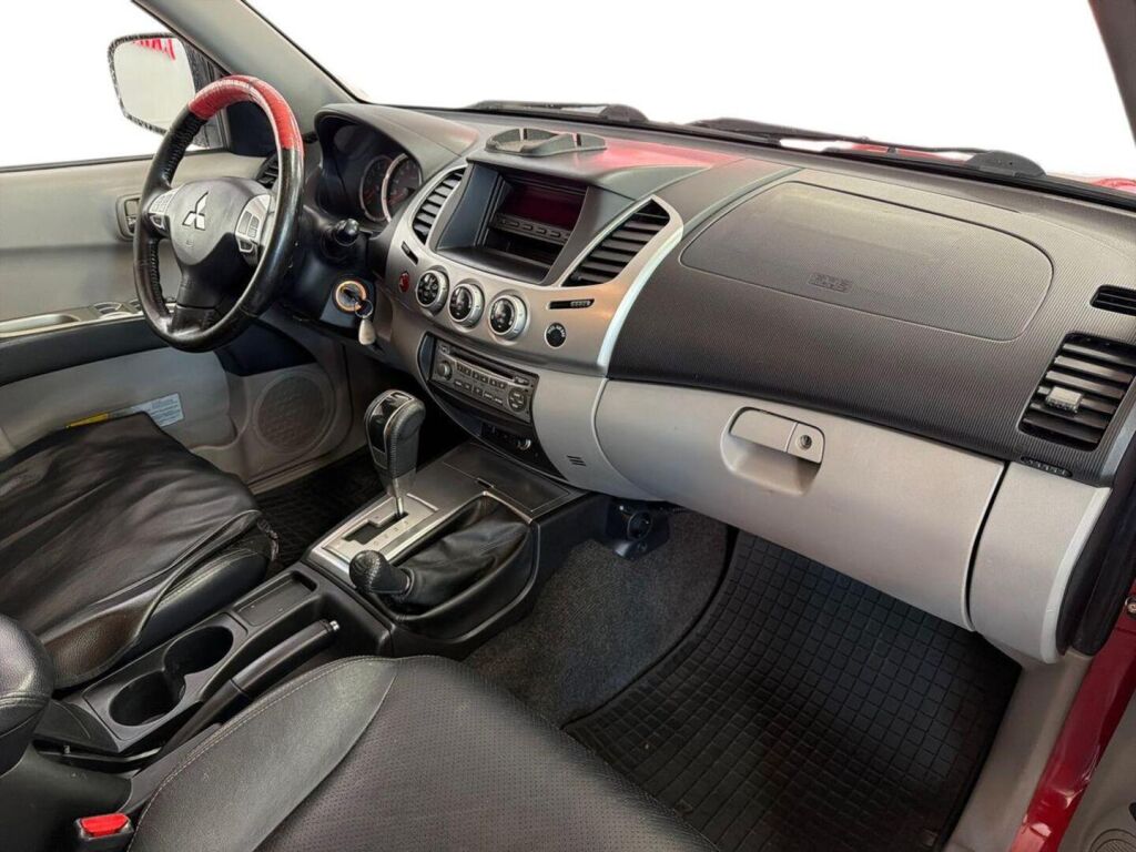 Mitsubishi L200 2011 Punainen