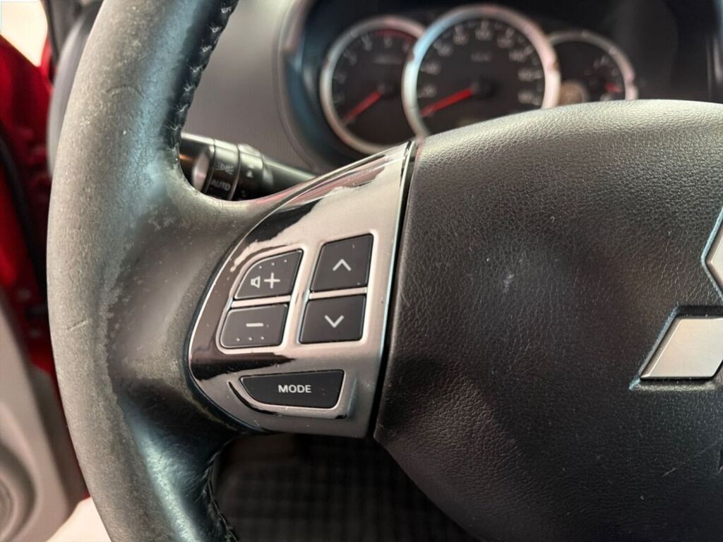 Mitsubishi L200 2011 Punainen