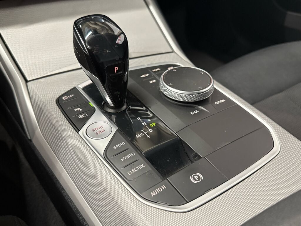 BMW 330 2021 Valkoinen