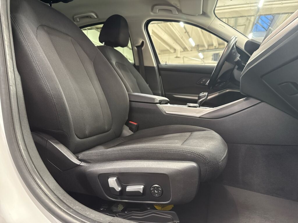 BMW 330 2021 Valkoinen