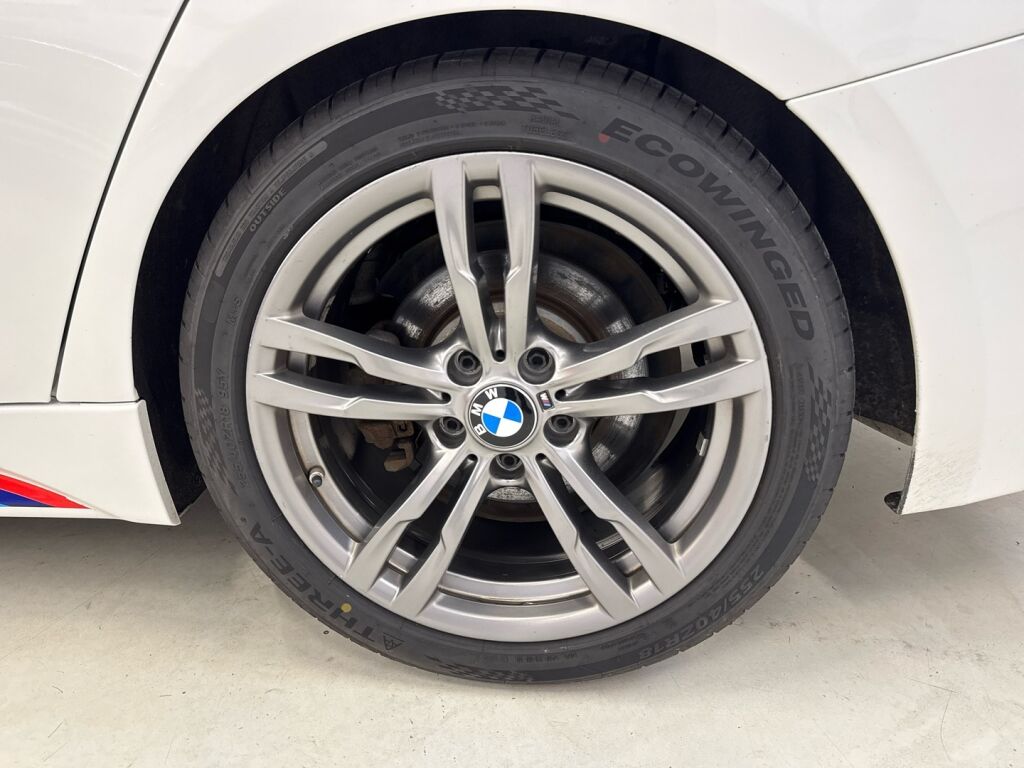 BMW 330 2018 Valkoinen