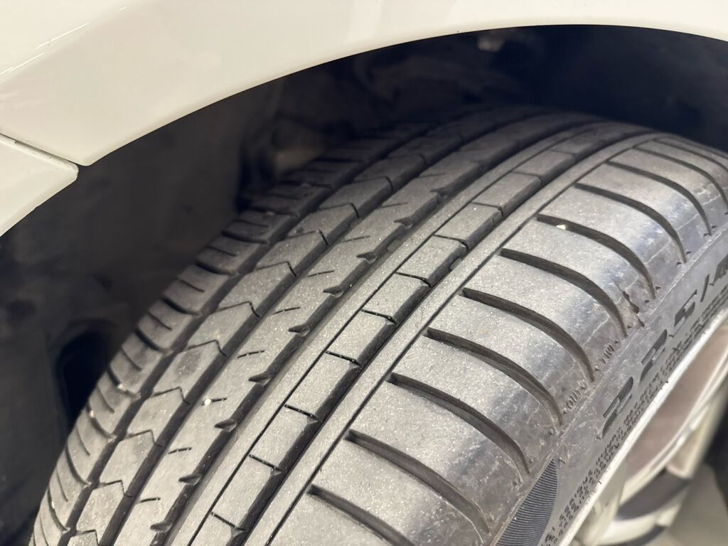 BMW 330 2018 Valkoinen