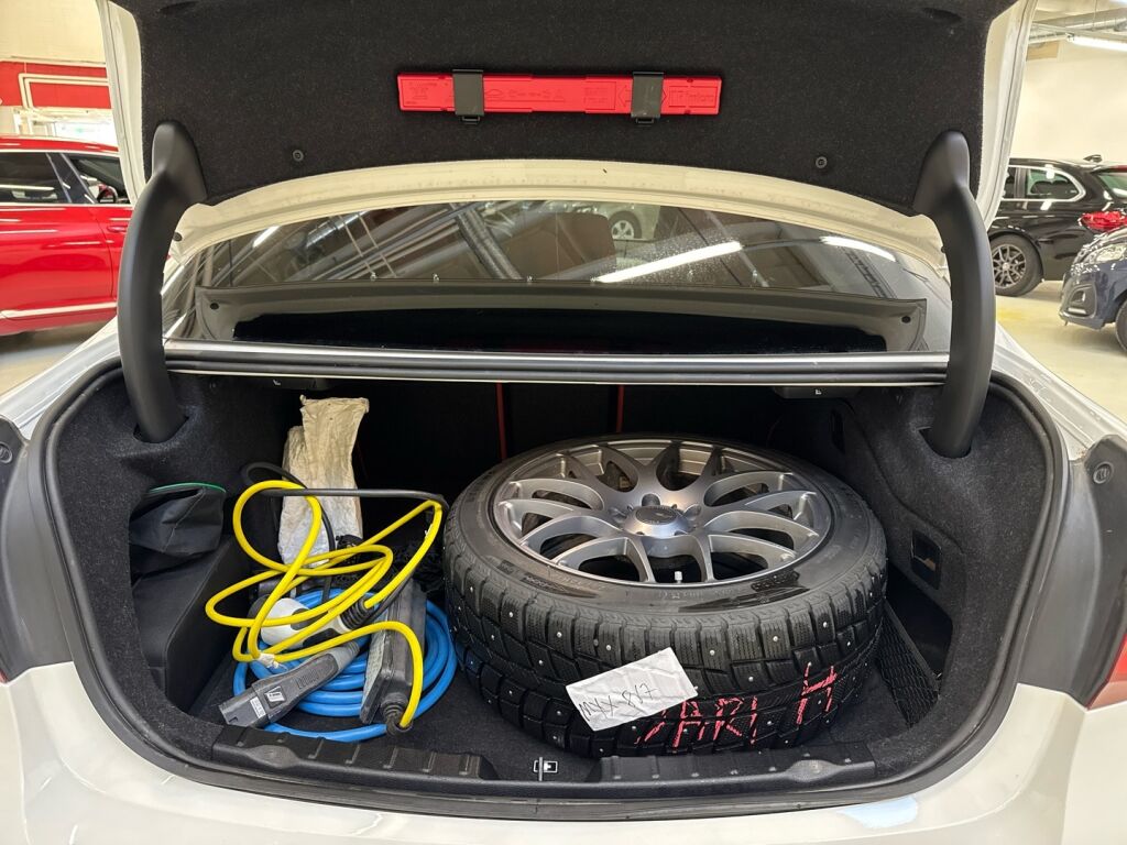 BMW 330 2018 Valkoinen