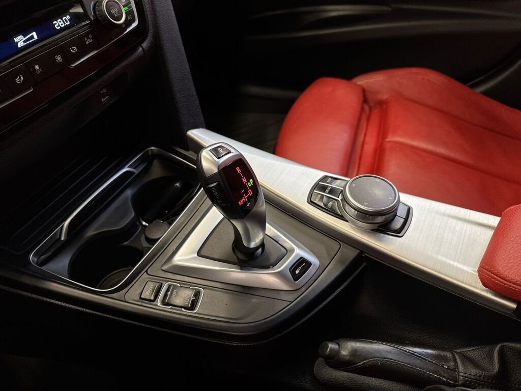 BMW 330 2018 Valkoinen