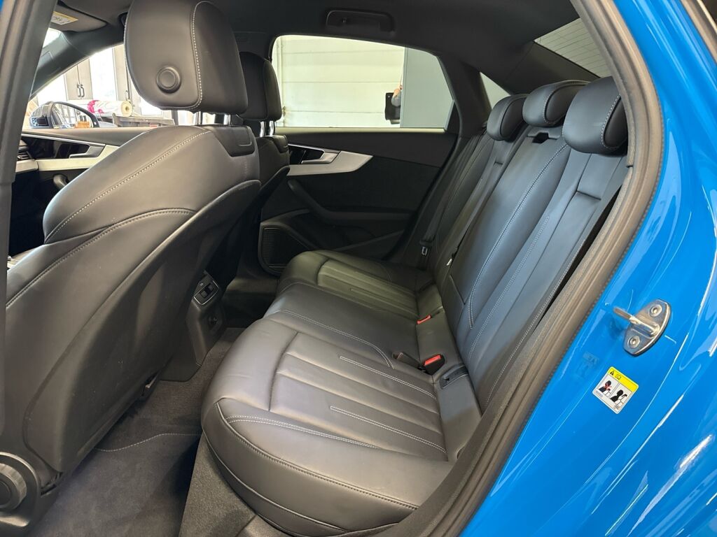 Audi A4 2021 Sininen