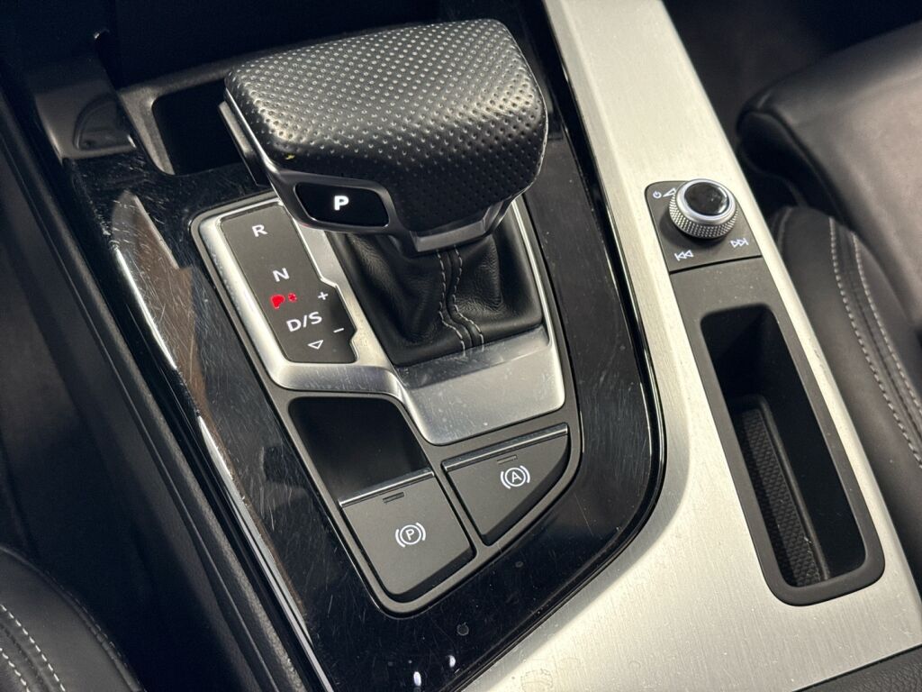 Audi A4 2021 Sininen