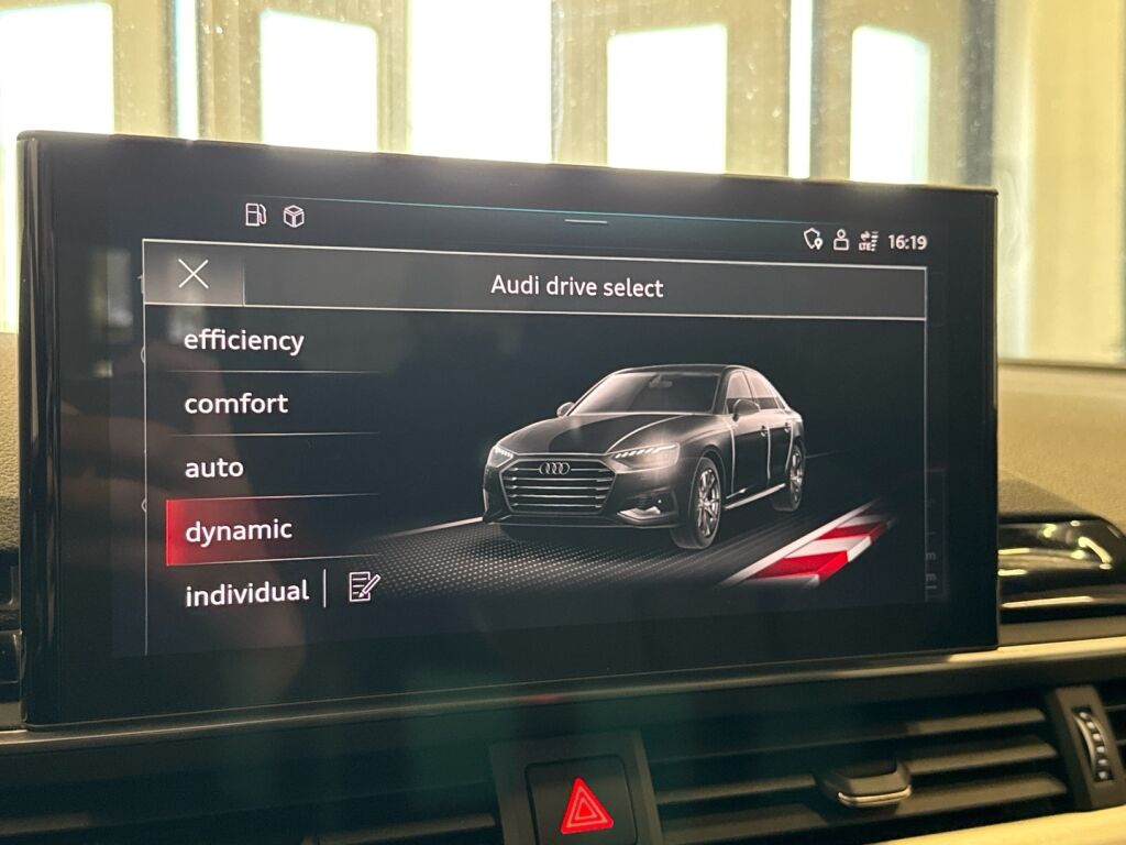 Audi A4 2021 Sininen