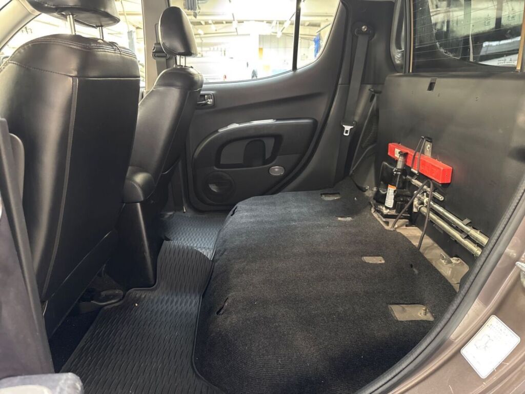 Mitsubishi L200 2015 Ruskea (beige)
