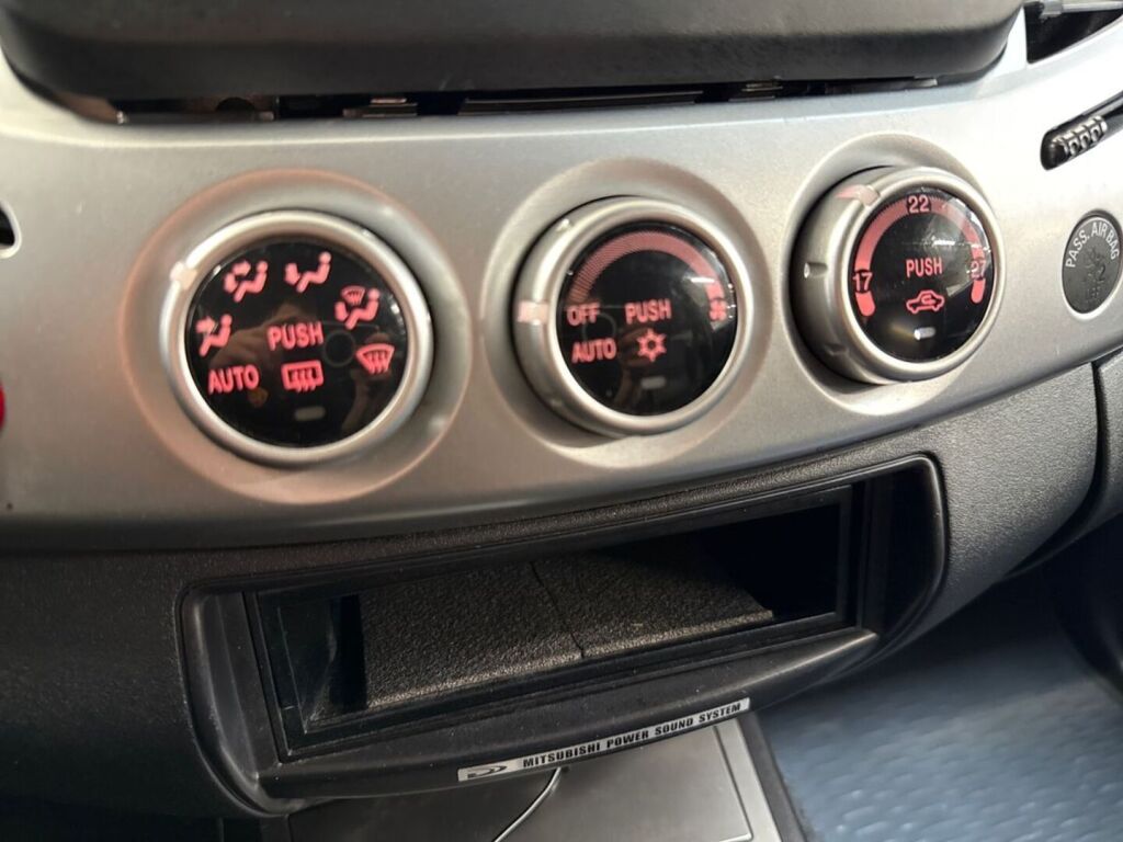 Mitsubishi L200 2015 Ruskea (beige)