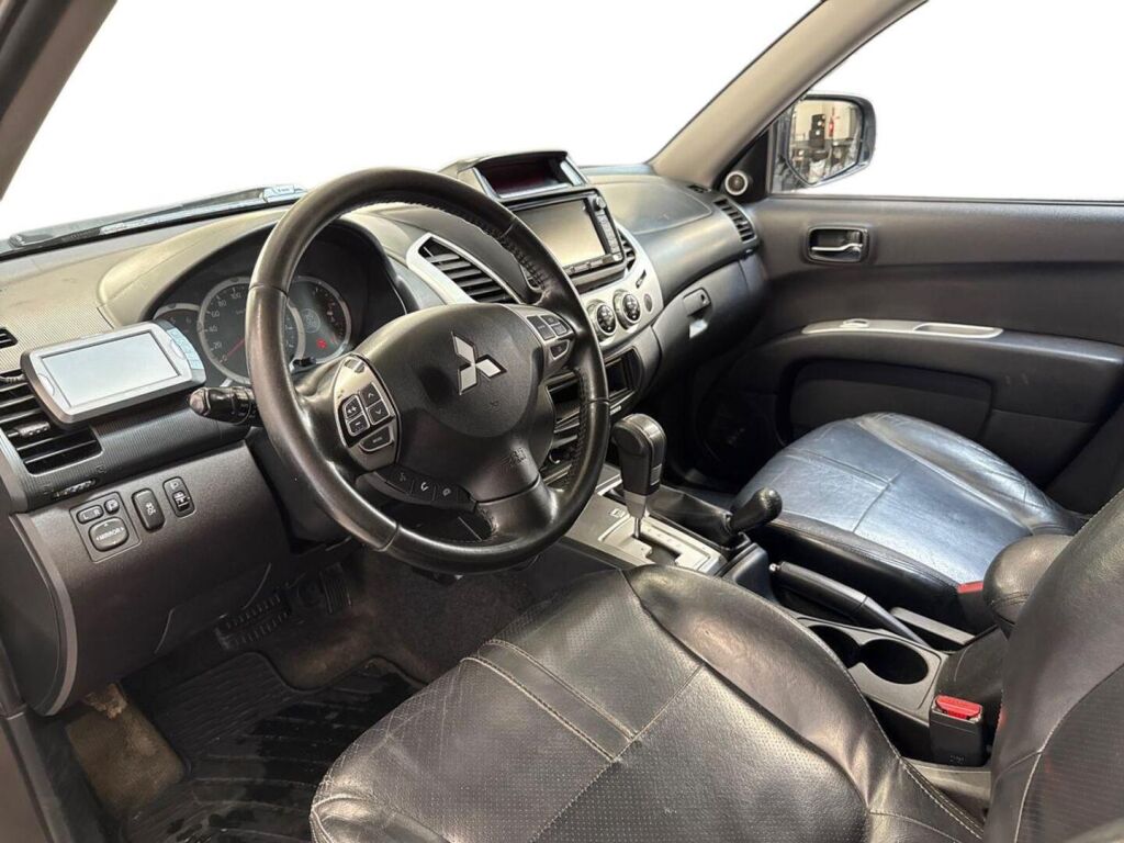 Mitsubishi L200 2015 Ruskea (beige)