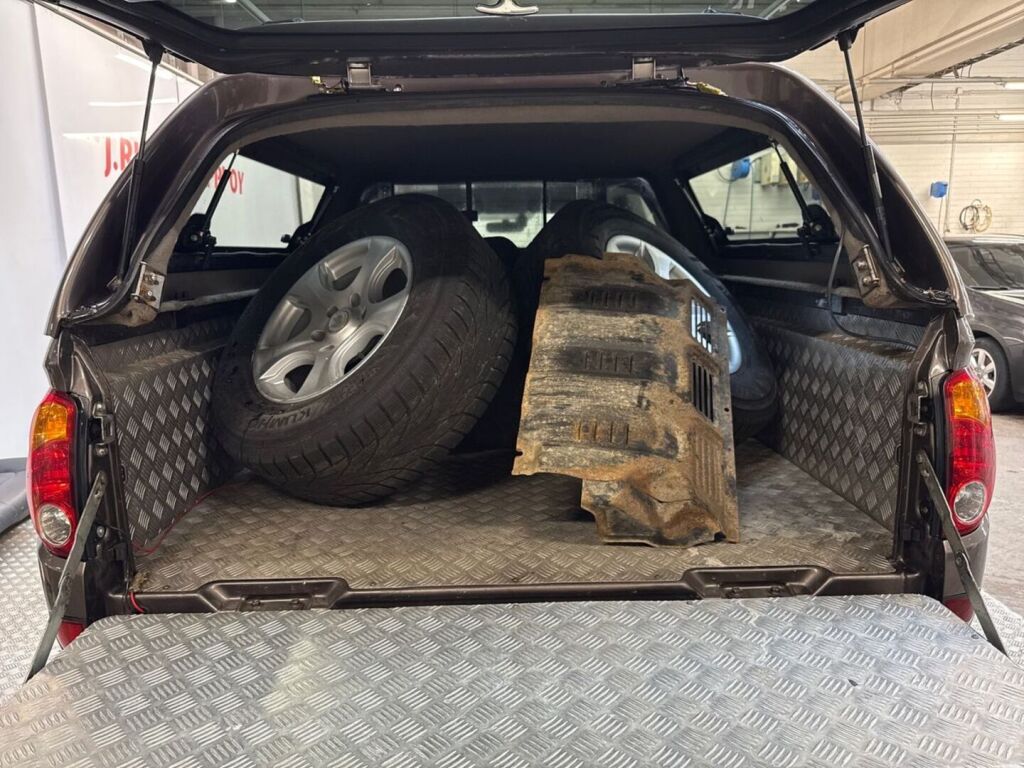 Mitsubishi L200 2015 Ruskea (beige)