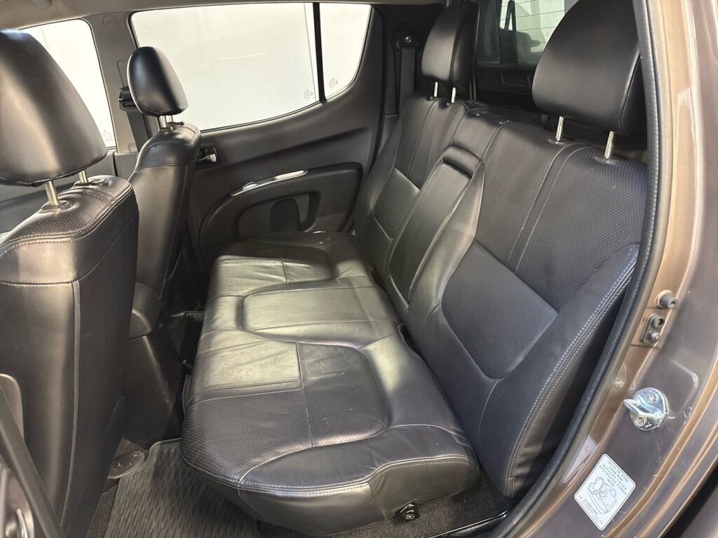 Mitsubishi L200 2015 Ruskea (beige)