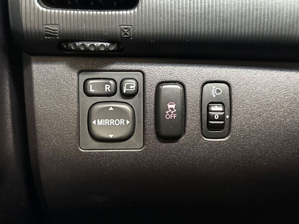 Mitsubishi L200 2015 Ruskea (beige)