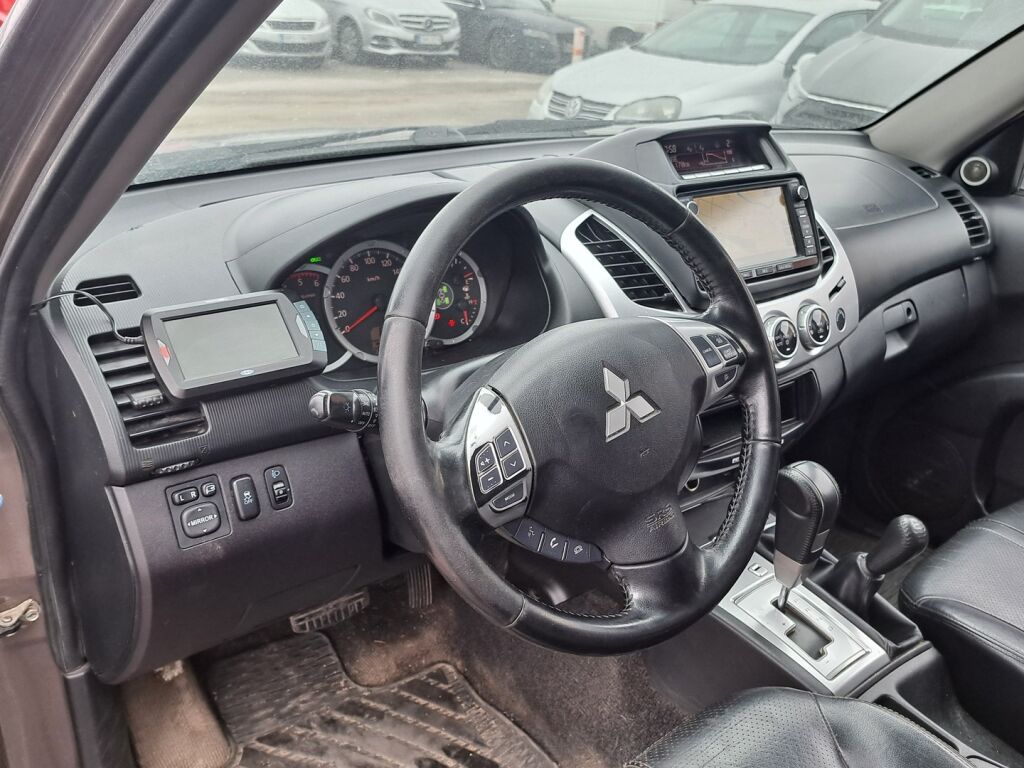 Mitsubishi L200 2015 Ruskea (beige)