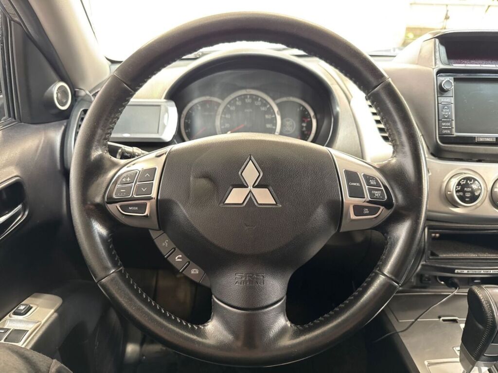 Mitsubishi L200 2015 Ruskea (beige)