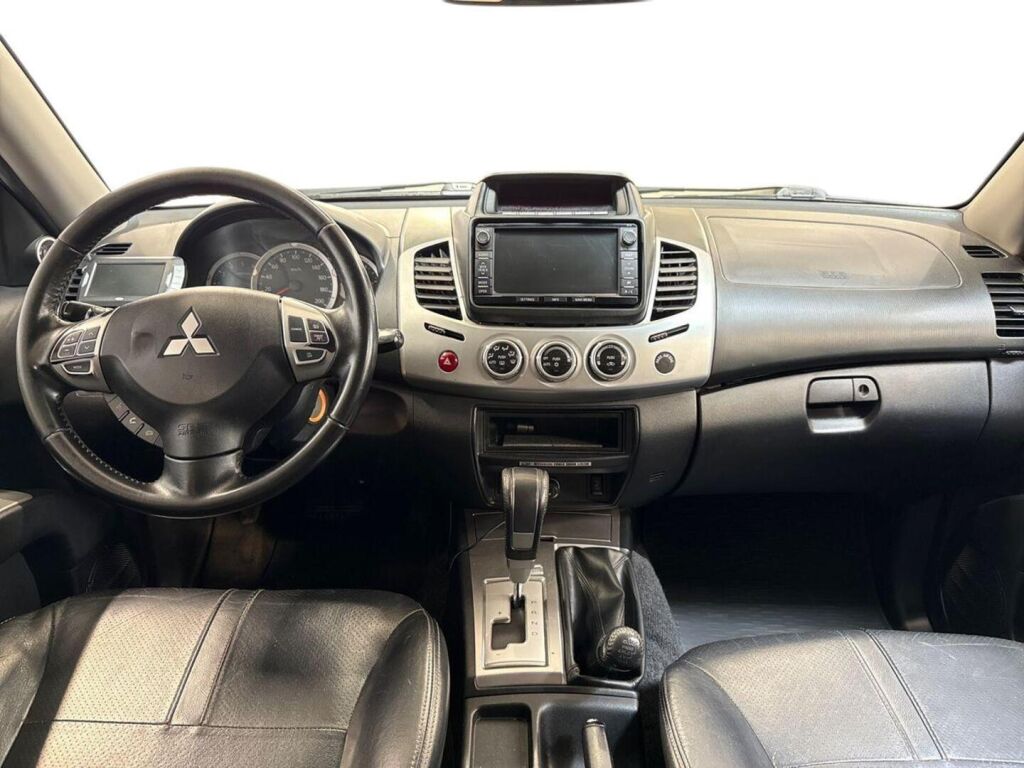 Mitsubishi L200 2015 Ruskea (beige)