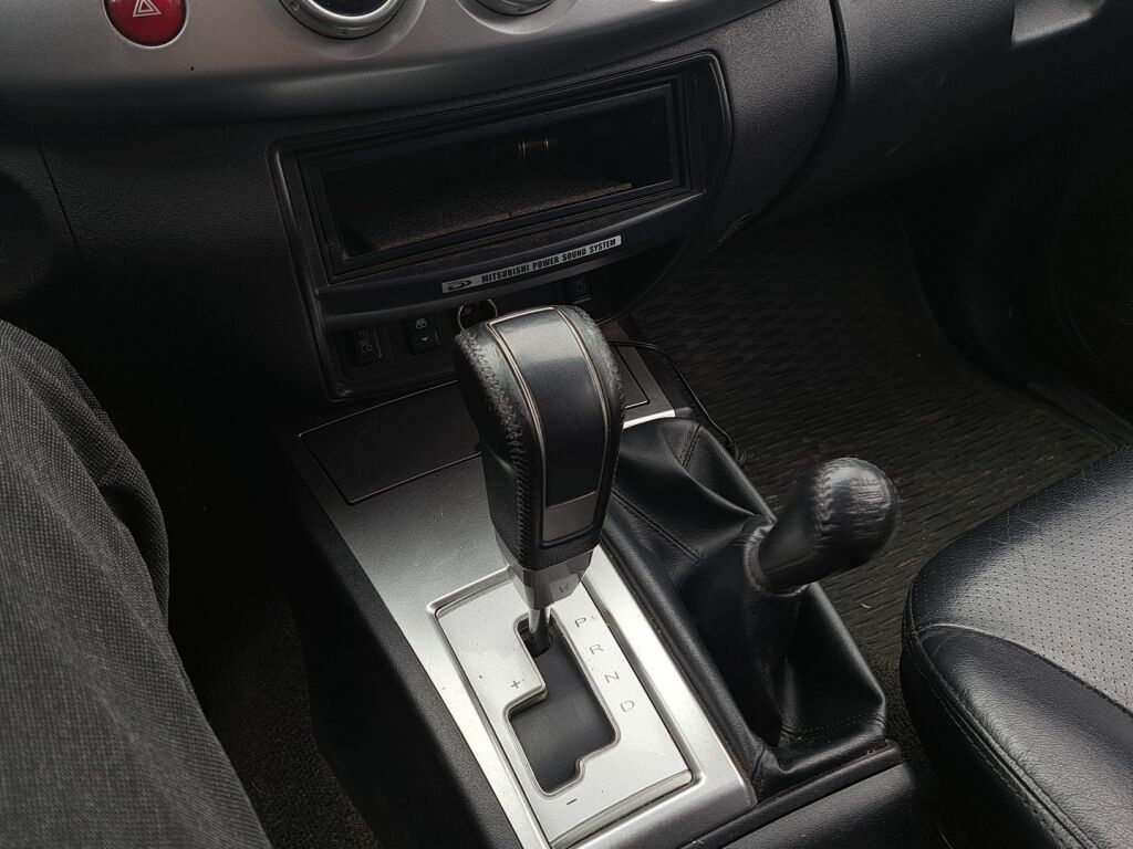 Mitsubishi L200 2015 Ruskea (beige)