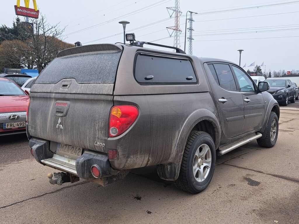 Mitsubishi L200 2015 Ruskea (beige)