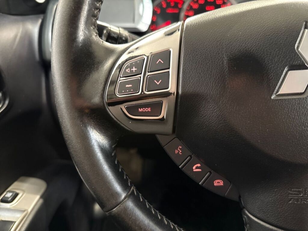 Mitsubishi L200 2015 Ruskea (beige)