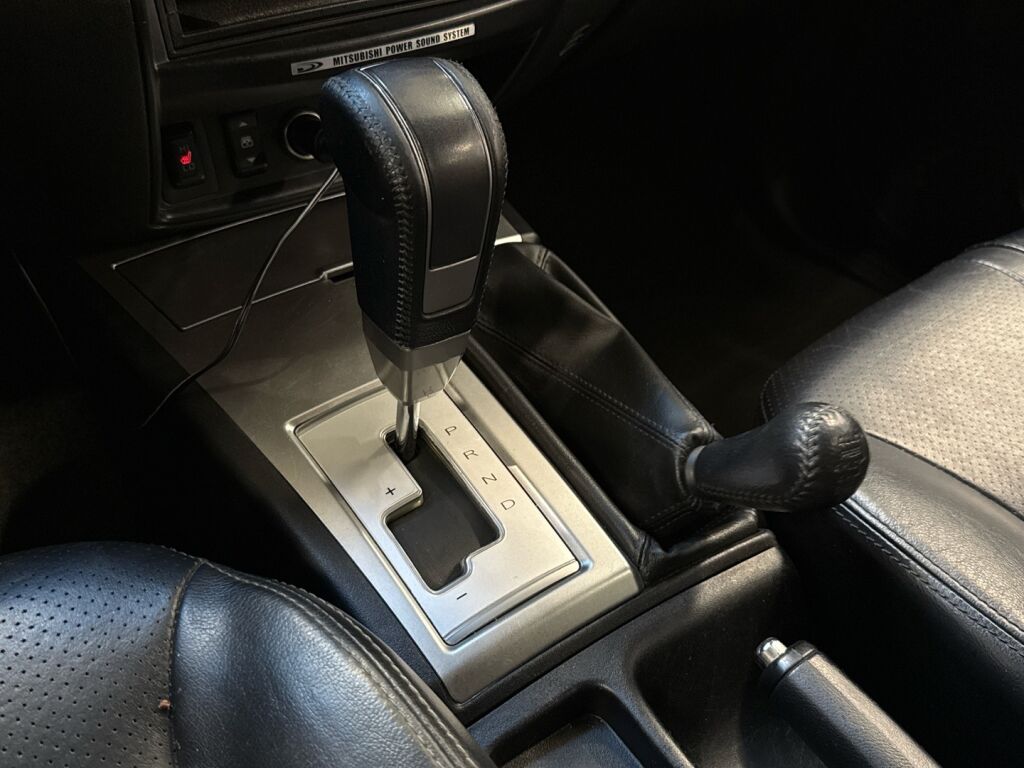 Mitsubishi L200 2015 Ruskea (beige)