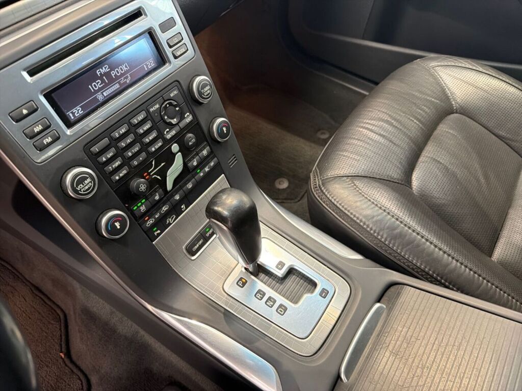 Volvo XC70 2010 Punainen