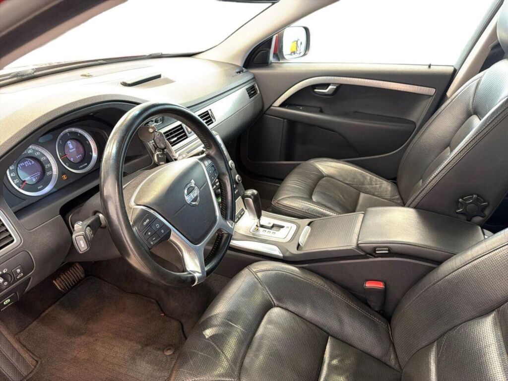 Volvo XC70 2010 Punainen