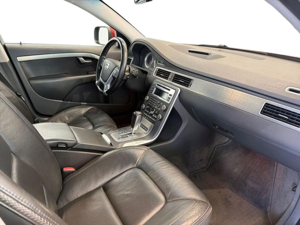 Volvo XC70 2010 Punainen
