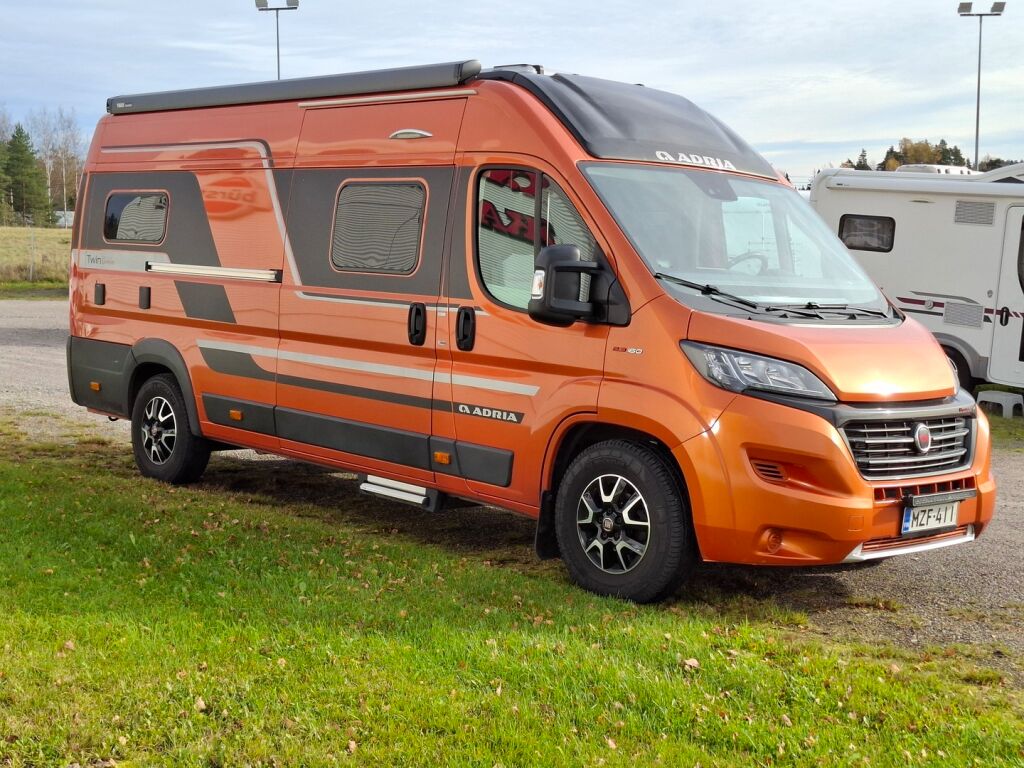 Adria Twin Supreme 640 SLB 2021 Oranssi