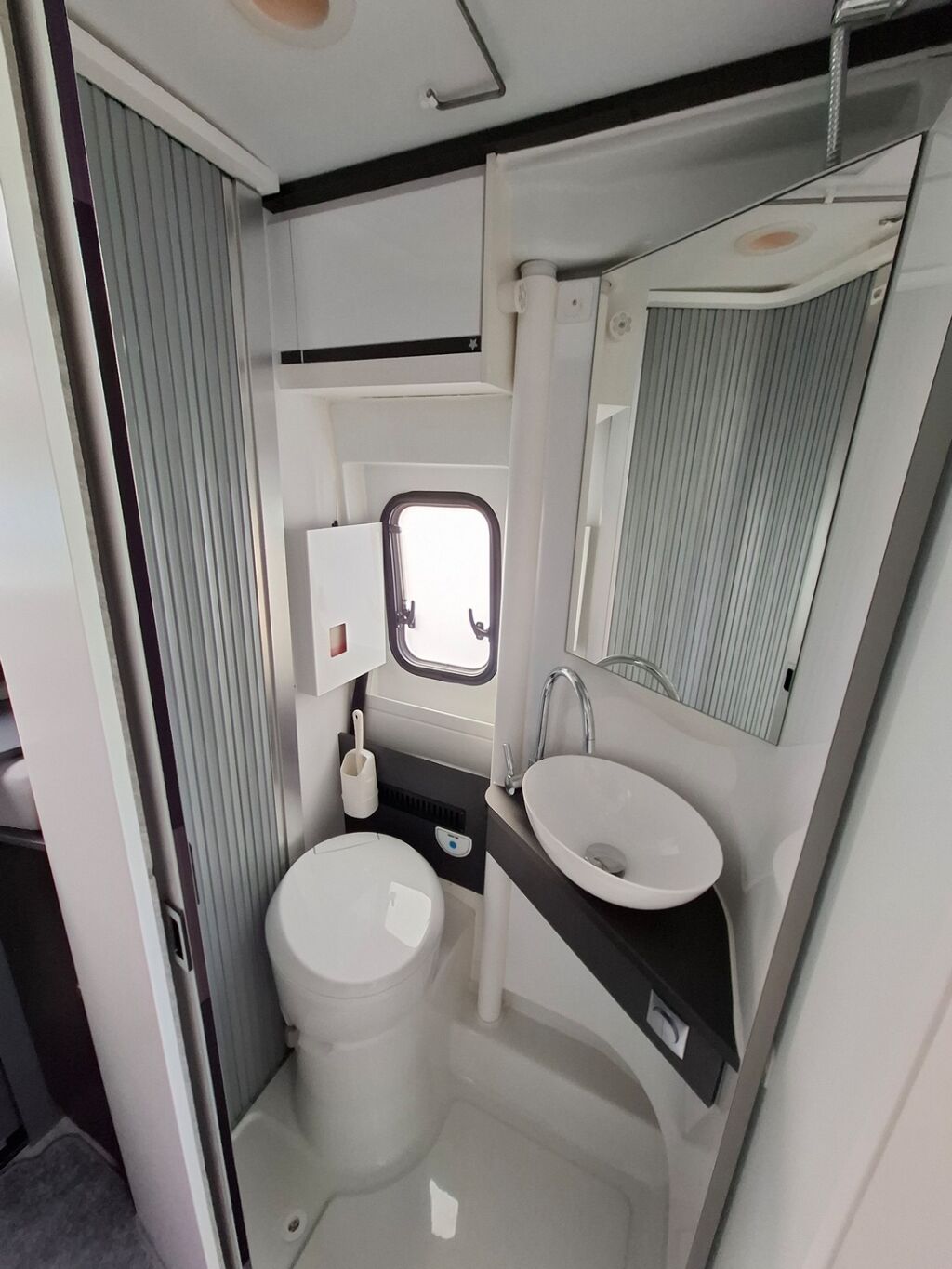 Adria Twin Supreme 640 SLB 2021 Oranssi