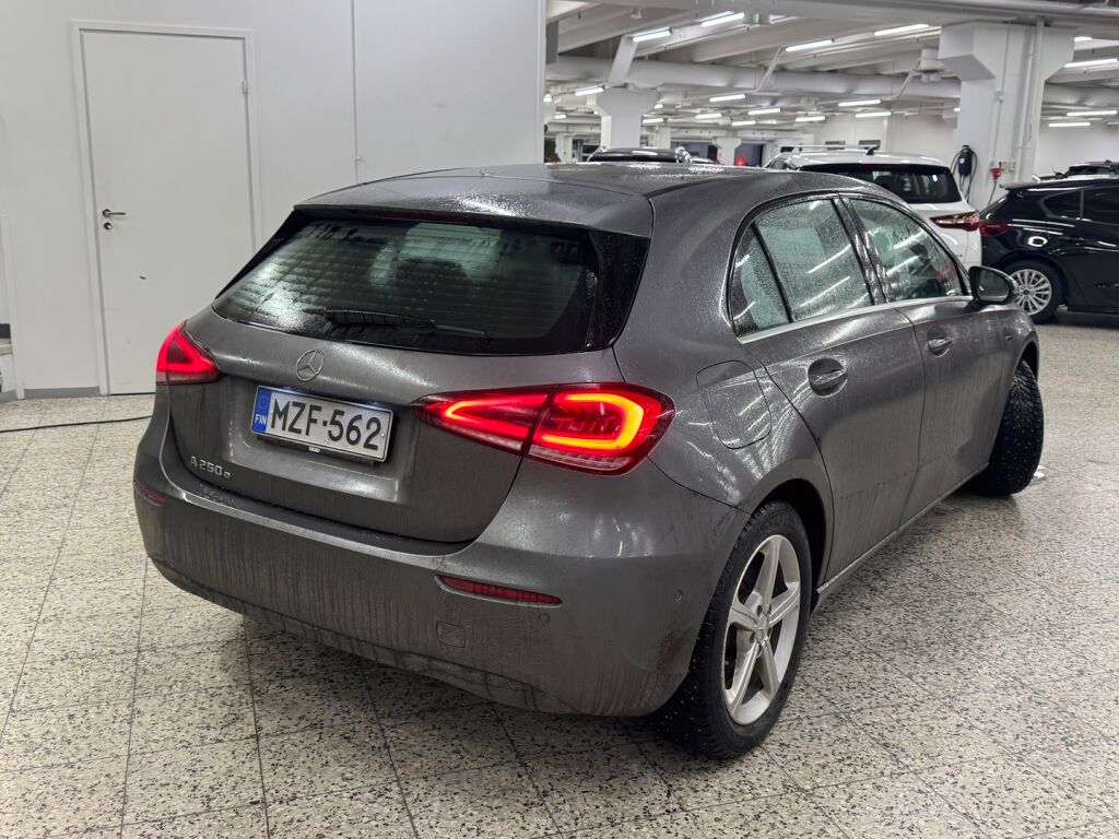 Mercedes-Benz A 2022 Harmaa
