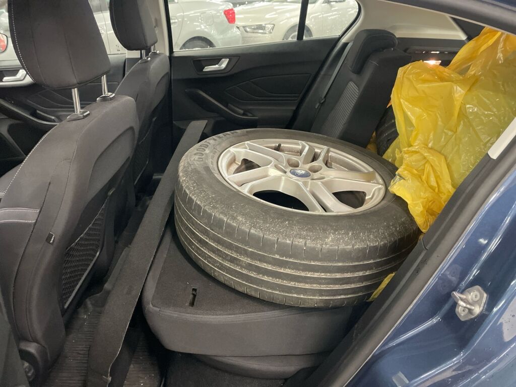 Ford Focus 2022 Sininen