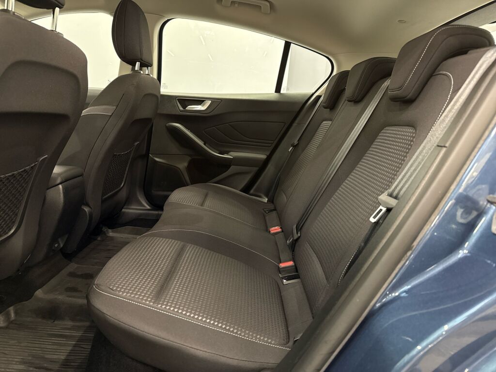 Ford Focus 2022 Sininen