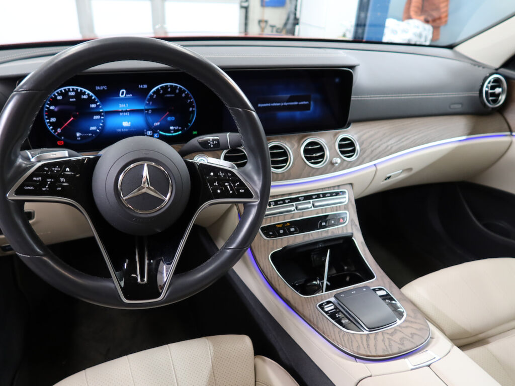 Mercedes-Benz E 2021 Punainen