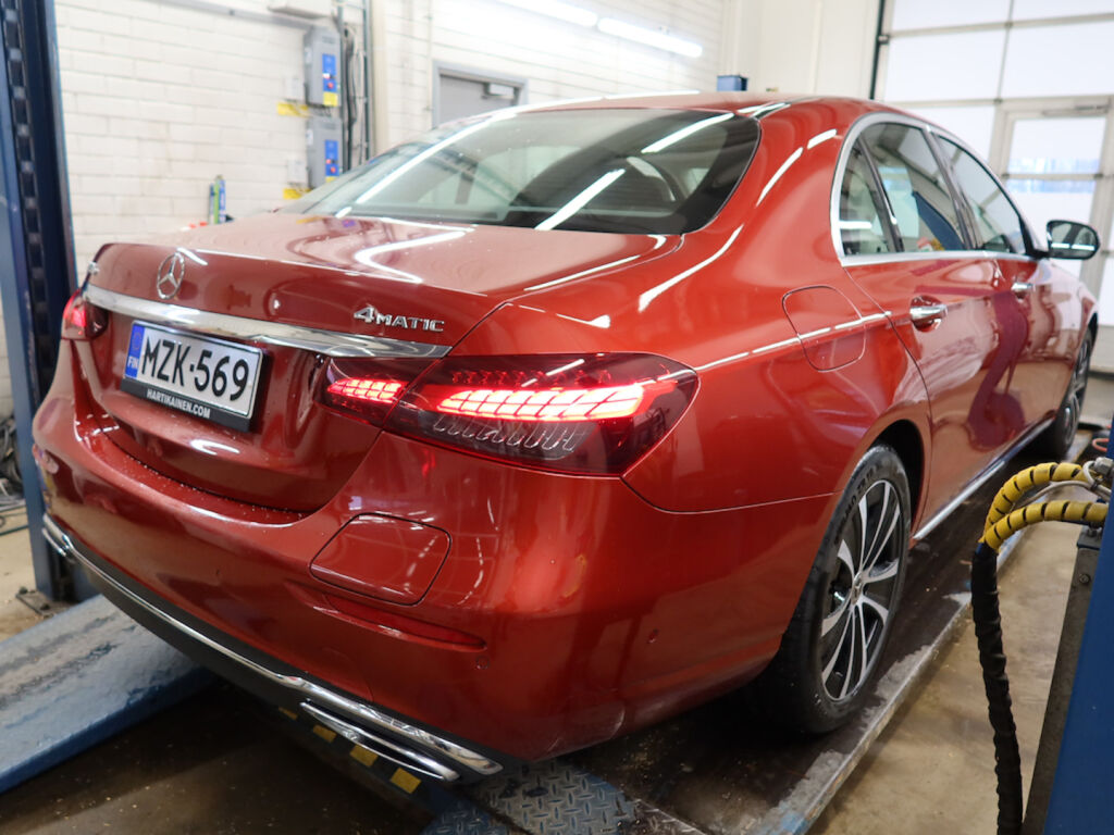 Mercedes-Benz E 2021 Punainen