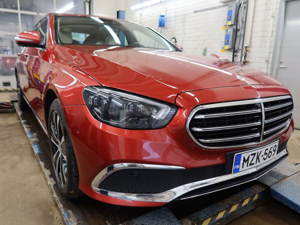 Mercedes-Benz E 2021 Punainen