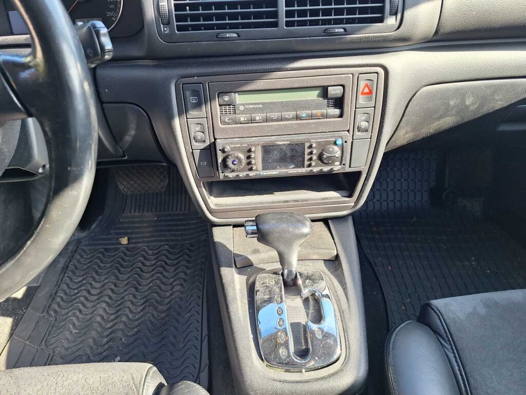 Volkswagen Passat 2002 Musta