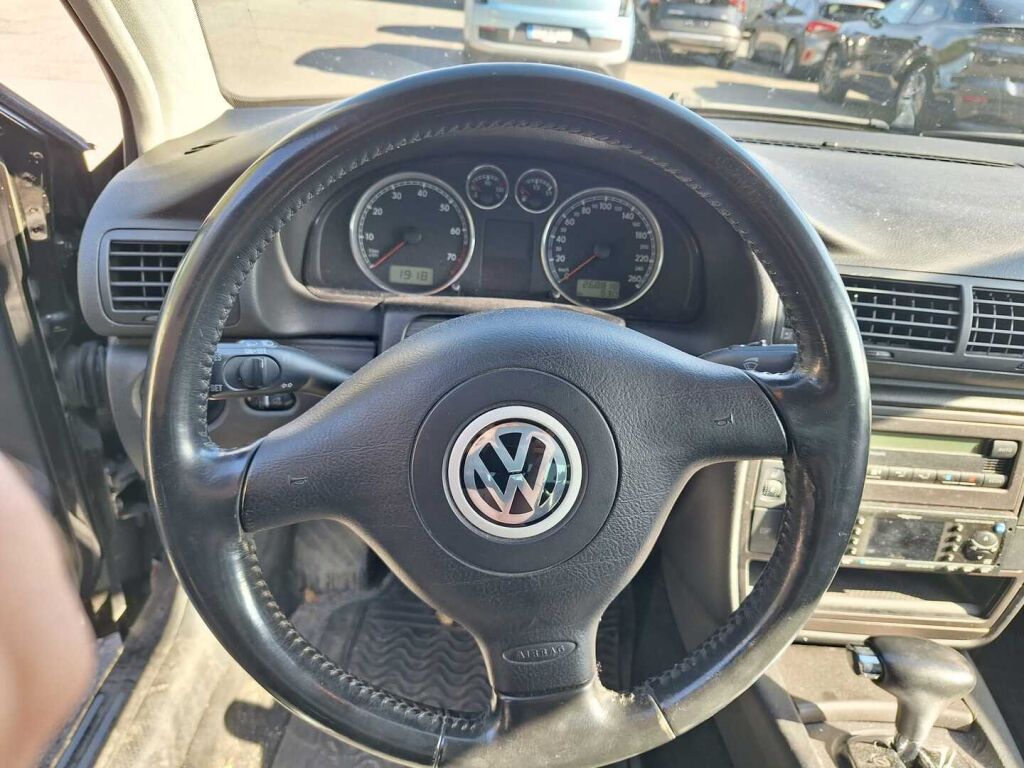 Volkswagen Passat 2002 Musta