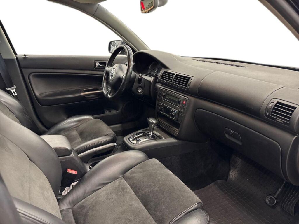 Volkswagen Passat 2002 Musta