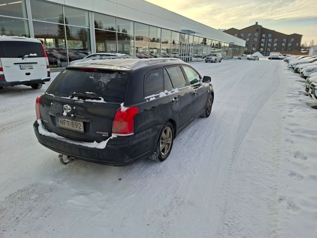 Toyota Avensis 2004 Musta