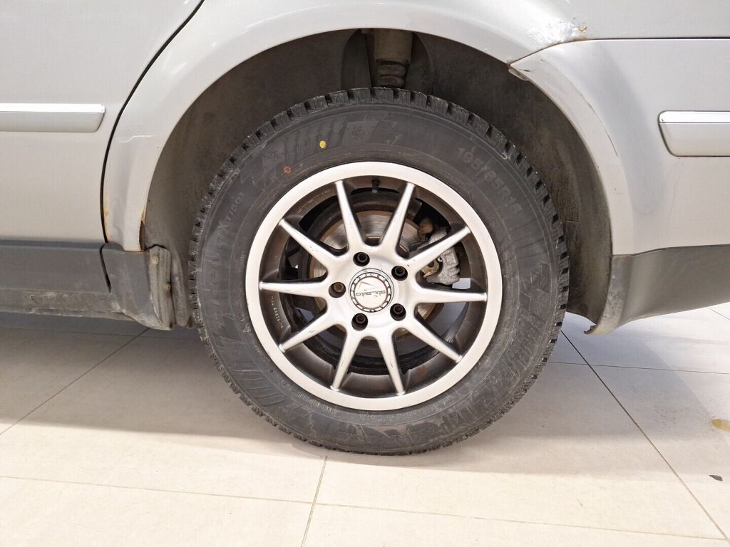 Volkswagen Passat 2004 Harmaa