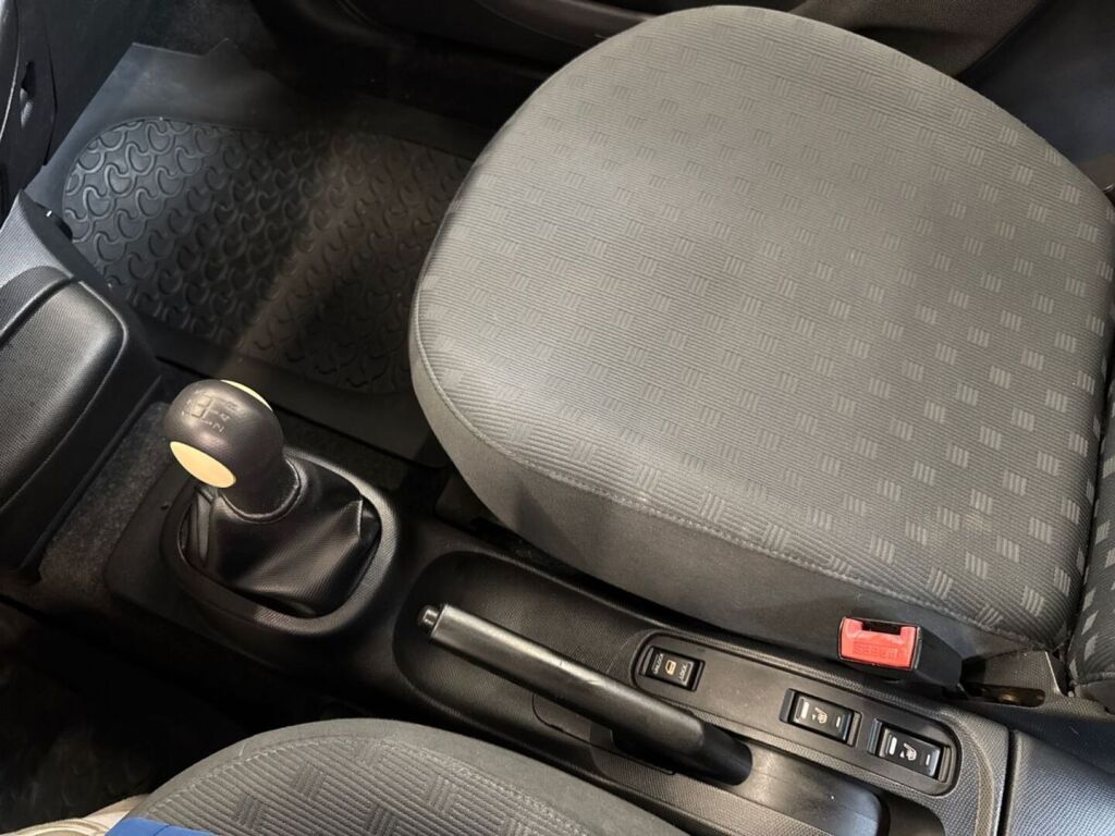 Nissan Micra 2004 Punainen