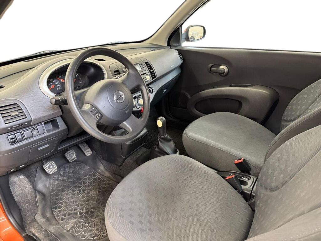 Nissan Micra 2004 Punainen