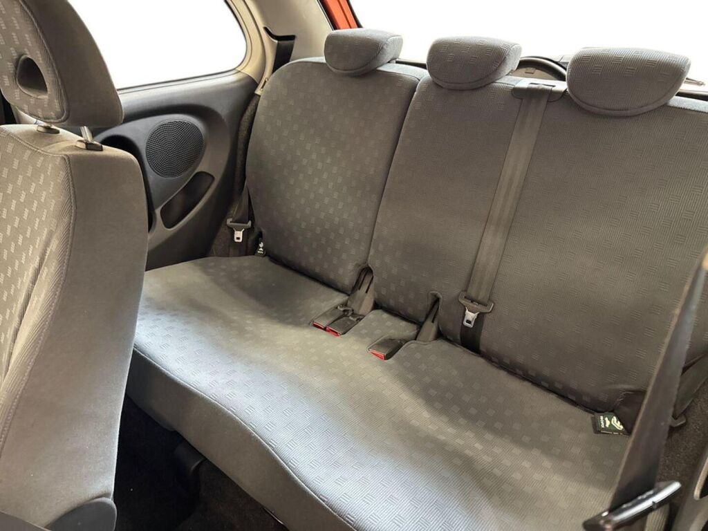Nissan Micra 2004 Punainen