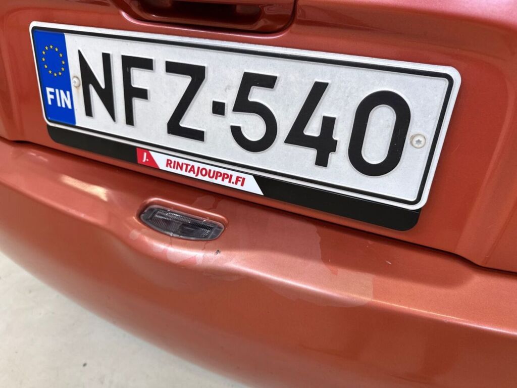 Nissan Micra 2004 Punainen