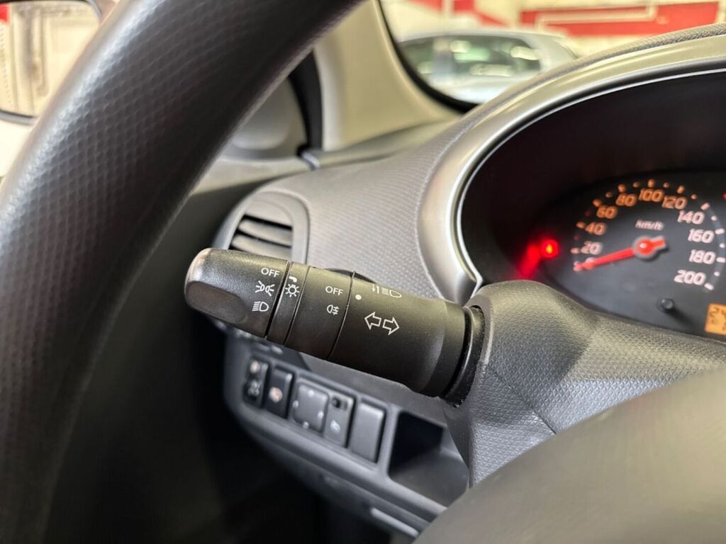 Nissan Micra 2004 Punainen
