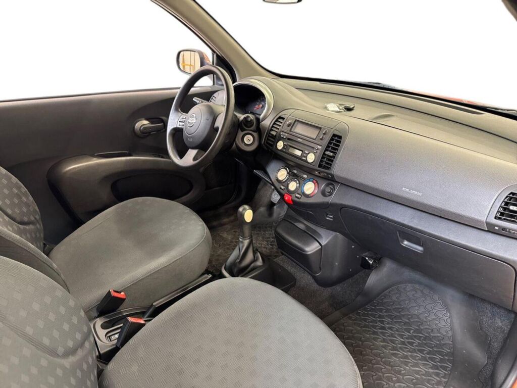 Nissan Micra 2004 Punainen