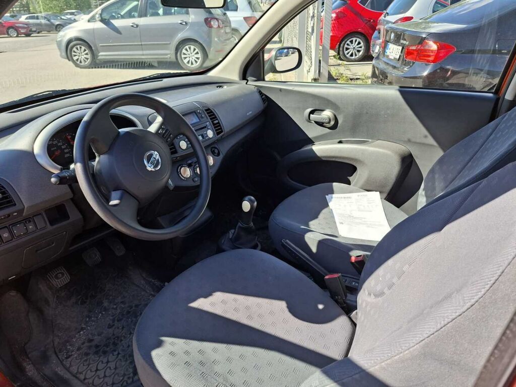 Nissan Micra 2004 Punainen