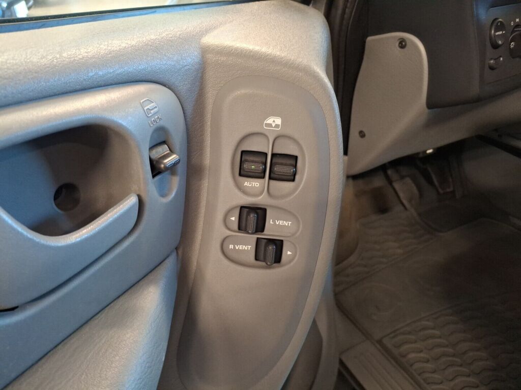 Chrysler Voyager 2005 Harmaa